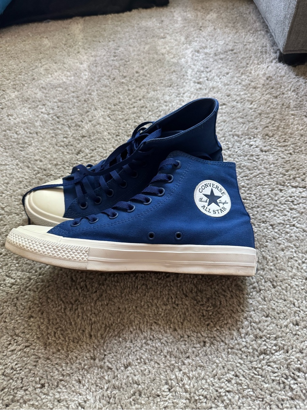 Classic High-Top converse chuck Taylor Sneakers in Navy and White - Picture 5 of 12